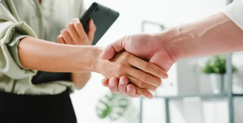 Handshake after agreeing on a fair cash offer for a house
